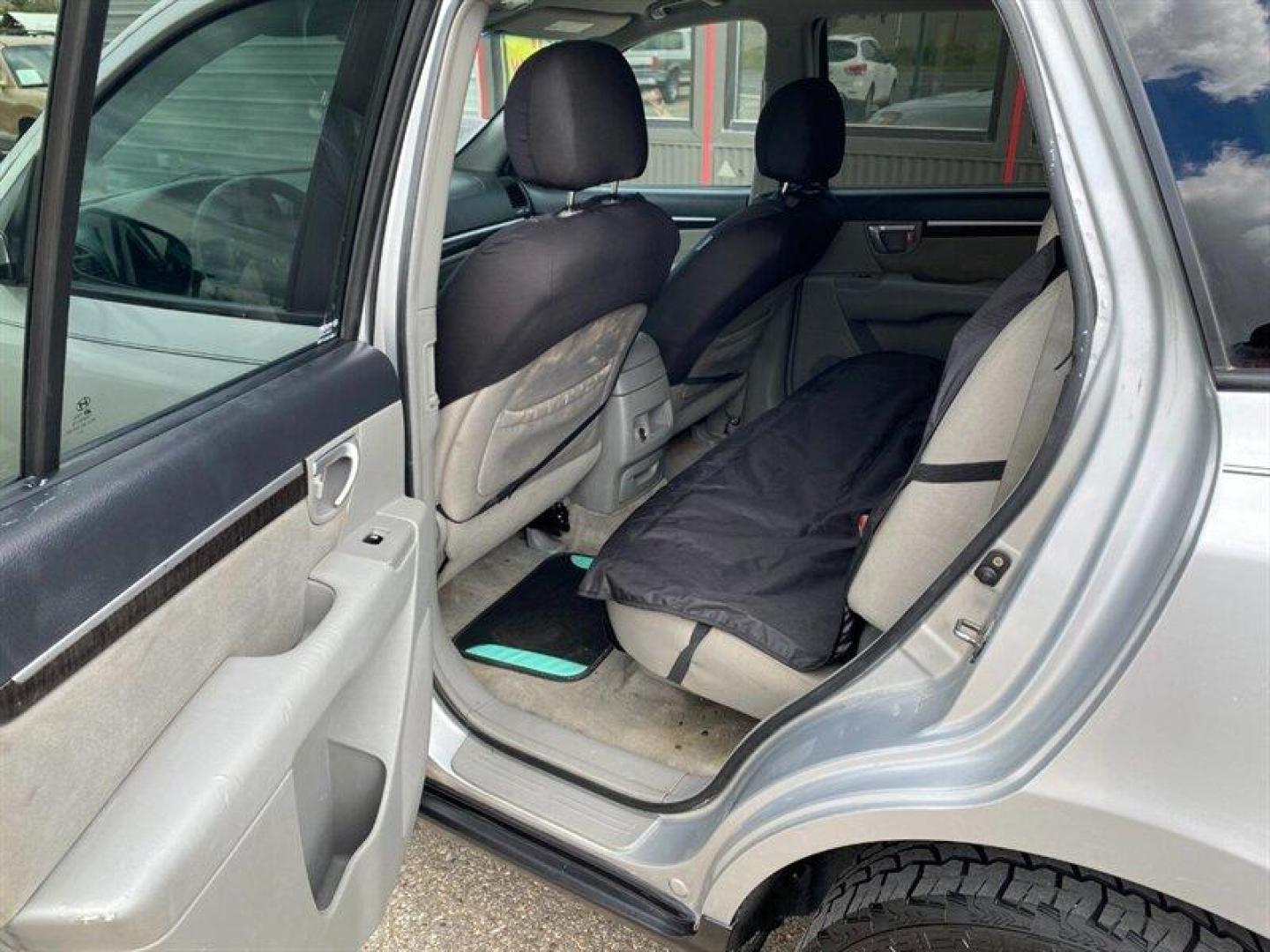 2007 Bright Silver Hyundai SANTA FE SE (5NMSH13E37H) with an 3.3L V6 242hp 226ft. lbs. engine, Automatic transmission, located at 842 E South Street, Powell, WY, 82435, (307) 754-7289, 44.752300, -108.746933 - Photo#10