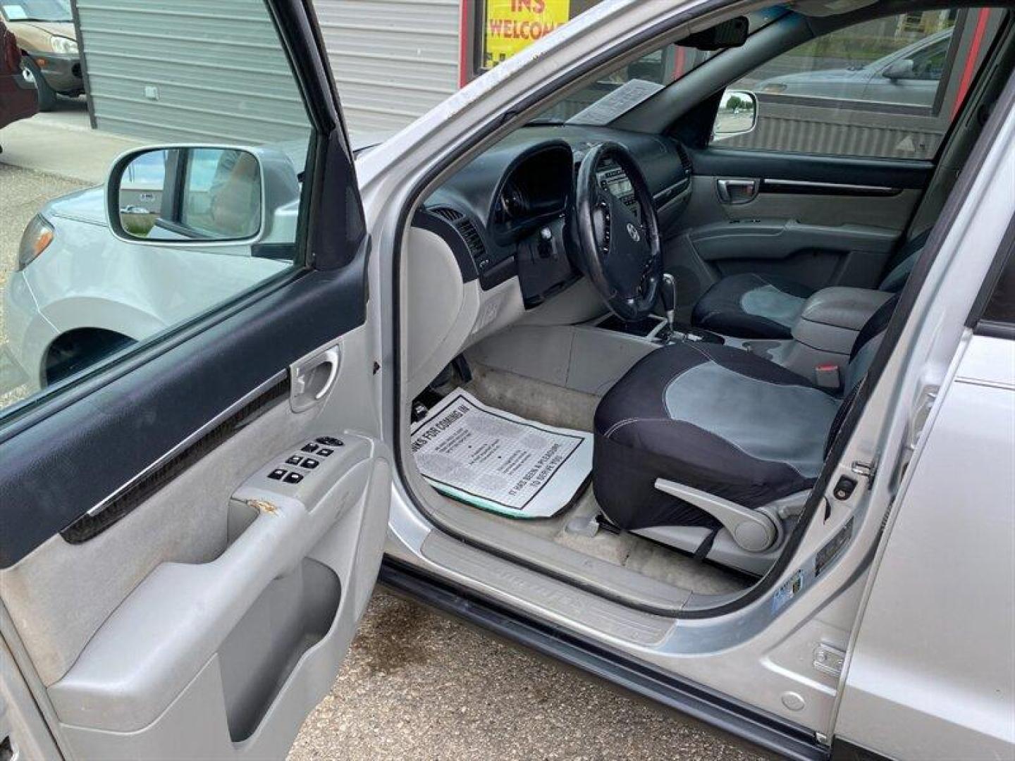 2007 Bright Silver Hyundai SANTA FE SE (5NMSH13E37H) with an 3.3L V6 242hp 226ft. lbs. engine, Automatic transmission, located at 842 E South Street, Powell, WY, 82435, (307) 754-7289, 44.752300, -108.746933 - Photo#4