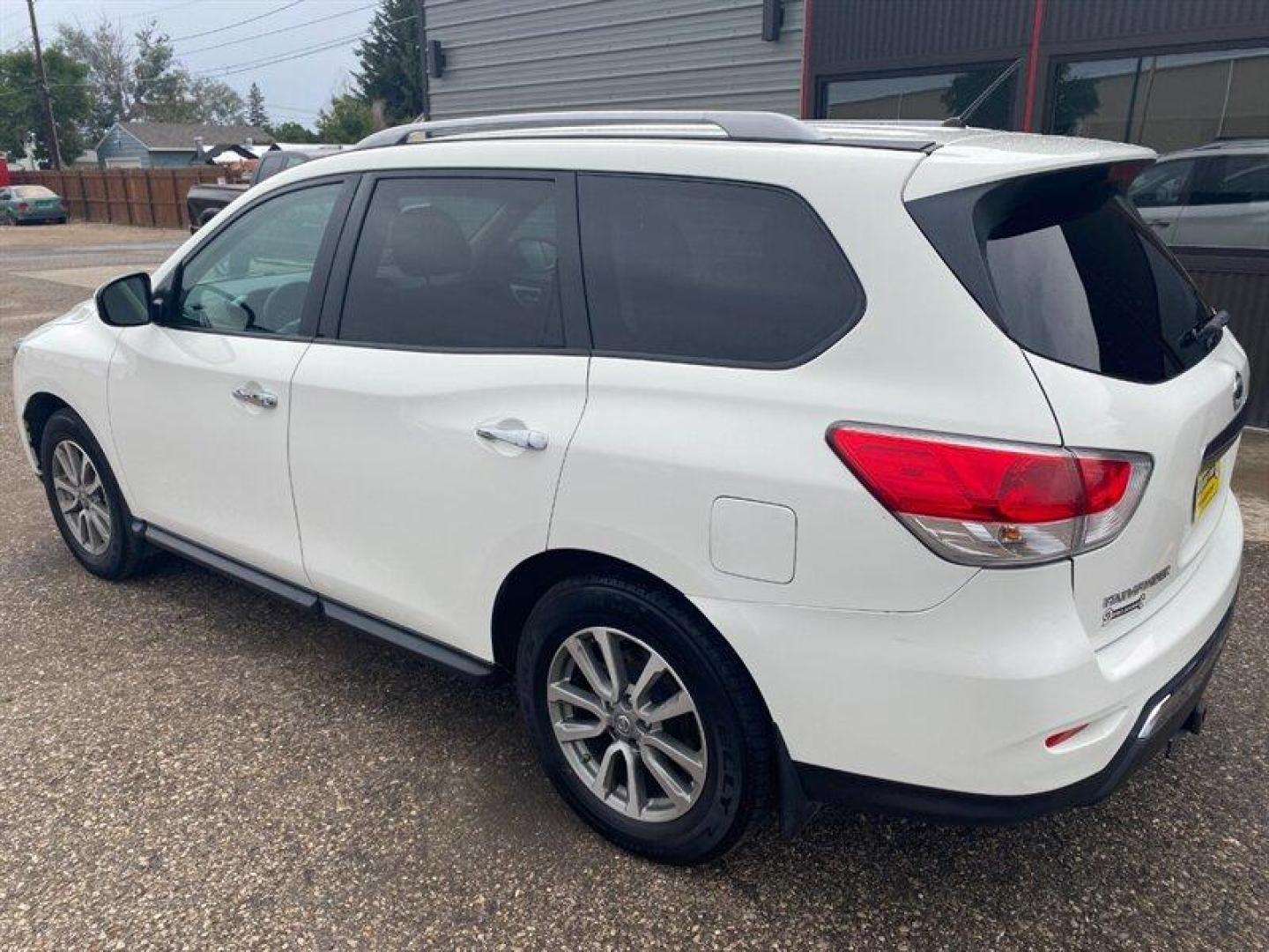 2016 Glacier White Nissan Pathfinder S (5N1AR2MN0GC) with an 3.5L V6 260hp 240ft. lbs. engine, Automatic transmission, located at 842 E South Street, Powell, WY, 82435, (307) 754-7289, 44.752300, -108.746933 - Photo#3