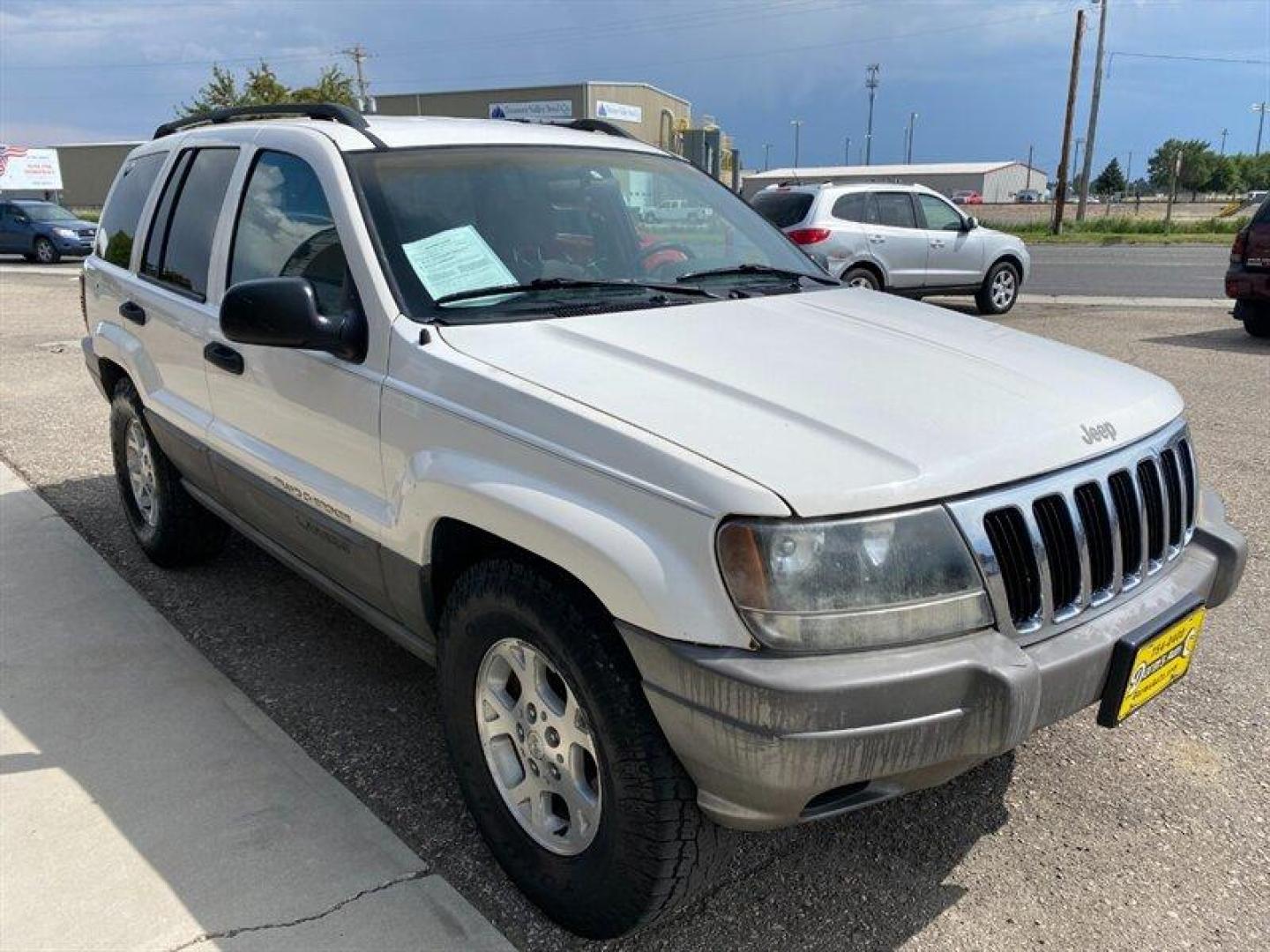 2000 Stone White Clearcoat Jeep Grand Cherokee Laredo (1J4G248S4YC) with an 4.0L I6 195hp 230ft. lbs. engine, Automatic transmission, located at 842 E South Street, Powell, WY, 82435, (307) 754-7289, 44.752300, -108.746933 - Photo#1