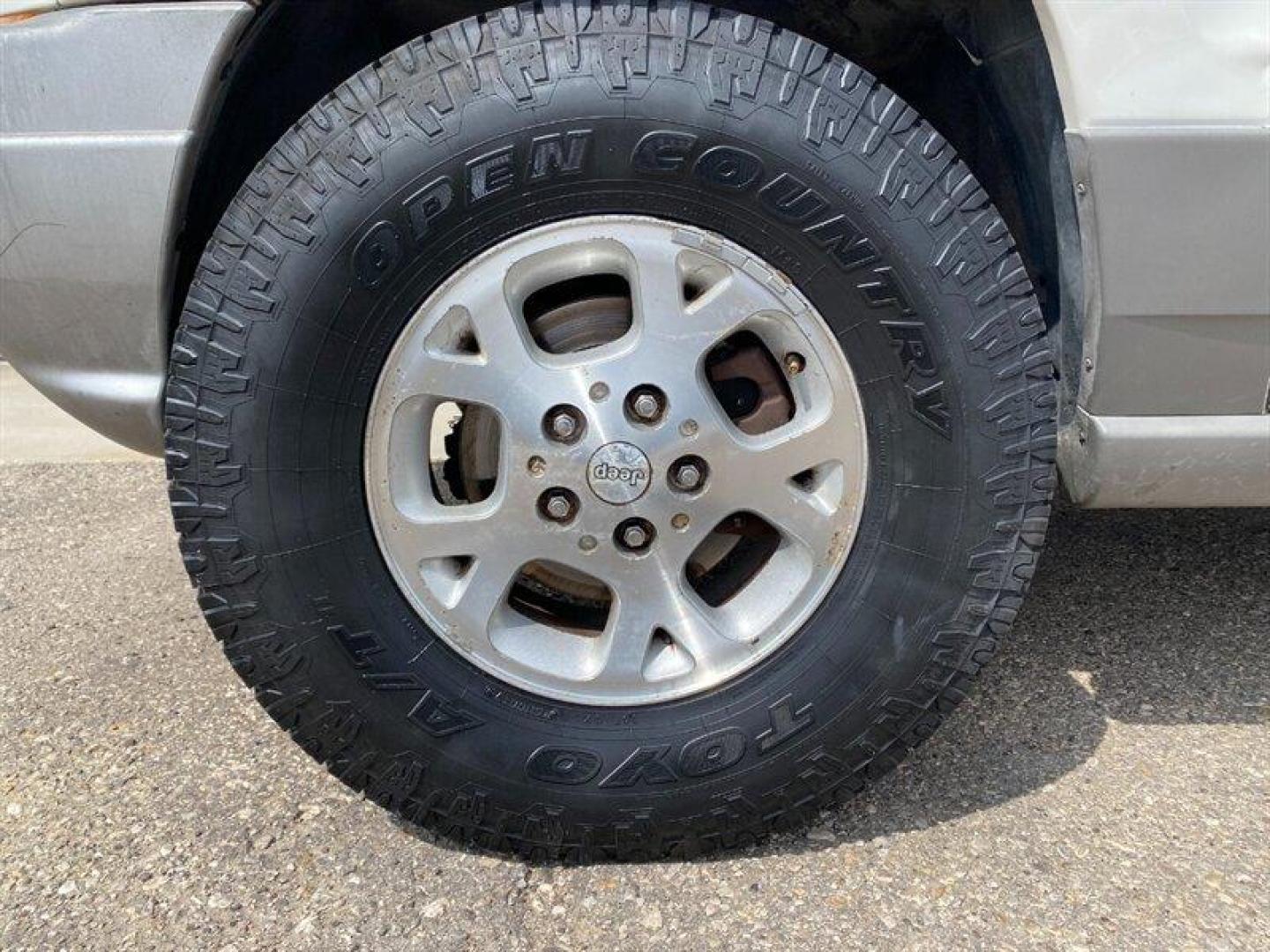 2000 Stone White Clearcoat Jeep Grand Cherokee Laredo (1J4G248S4YC) with an 4.0L I6 195hp 230ft. lbs. engine, Automatic transmission, located at 842 E South Street, Powell, WY, 82435, (307) 754-7289, 44.752300, -108.746933 - Photo#23