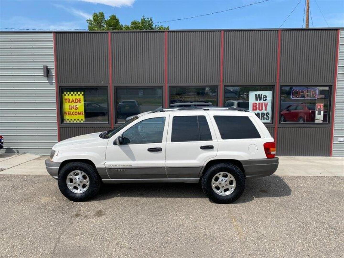 2000 Stone White Clearcoat Jeep Grand Cherokee Laredo (1J4G248S4YC) with an 4.0L I6 195hp 230ft. lbs. engine, Automatic transmission, located at 842 E South Street, Powell, WY, 82435, (307) 754-7289, 44.752300, -108.746933 - Photo#26