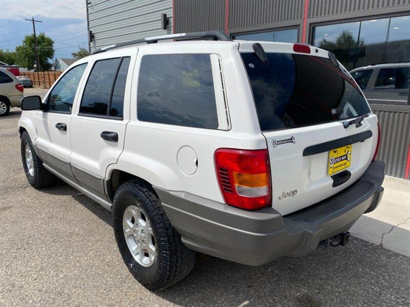 2000 Stone White Clearcoat Jeep Grand Cherokee Laredo (1J4G248S4YC) with an 4.0L I6 195hp 230ft. lbs. engine, Automatic transmission, located at 842 E South Street, Powell, WY, 82435, (307) 754-7289, 44.752300, -108.746933 - Photo#3