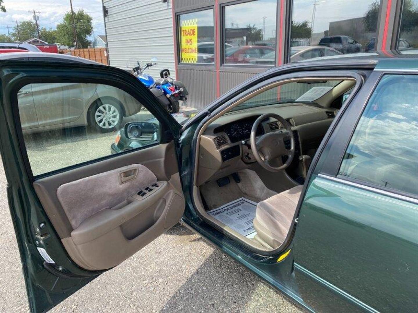 1999 Green Toyota Camry LE V6 (JT2BF28K7X0) with an 3.0L NA V6 double overhead cam (DOHC) 24V engine, Automatic transmission, located at 842 E South Street, Powell, WY, 82435, (307) 754-7289, 44.752300, -108.746933 - Photo#4