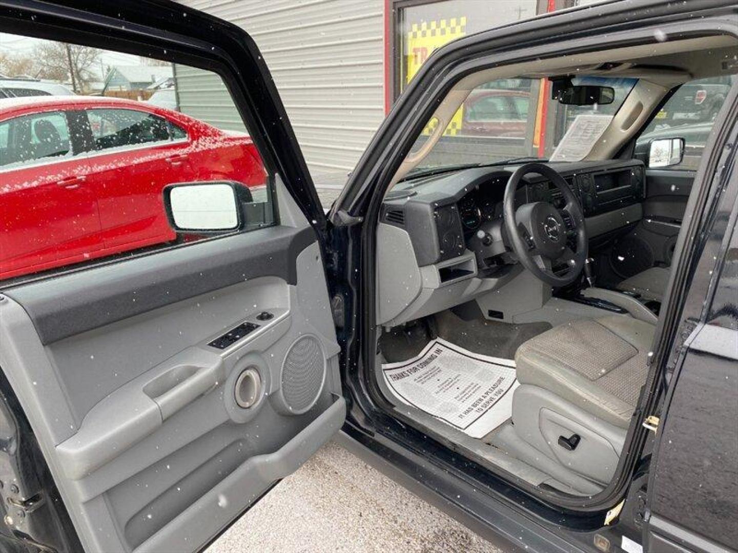 2006 Black Clearcoat Jeep Commander (1J8HG48N06C) with an 4.7L V8 SOHC 16V FI Engine engine, 5-Speed Shiftable Au transmission, located at 842 E South Street, Powell, WY, 82435, (307) 754-7289, 44.752300, -108.746933 - Photo#4